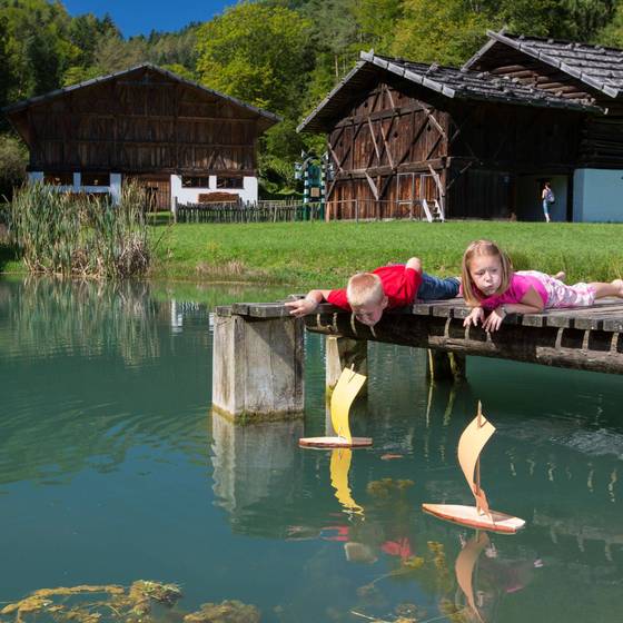 Kinder beim Teich im im Österreichischen Freilichtmuseum Stübing (Foto: Harry Schiffer)