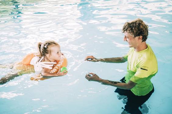 Indoor-Schwimmvergnügen im Kinderhotel Stegerhof (Foto: Armin Walcher)