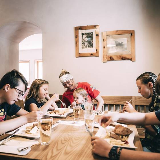 Essen im Kinderclub, Kinderhotel Stegerhof (Foto: Armin Walch)