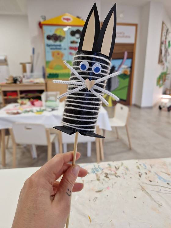 Selbst gebasteleter Osterhase aus Klopapierrolle