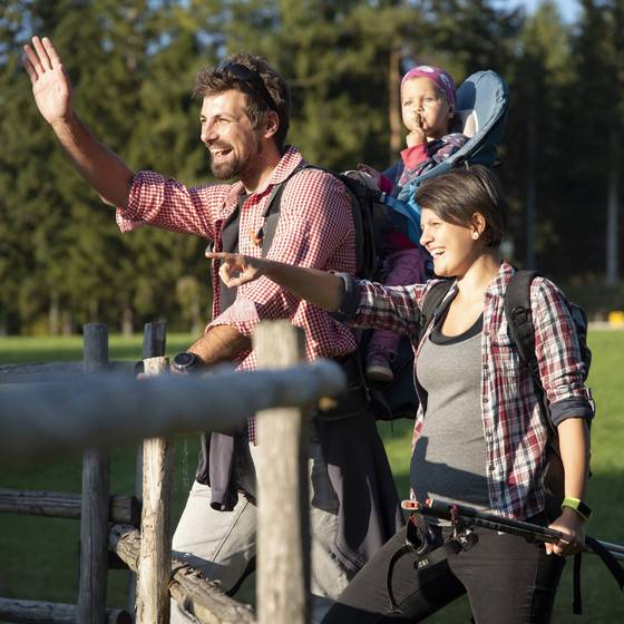 Vater, Mutter und Kleinkind in Rückentrage beim Wandern (Foto: Orthofer/ Vater, Mutter und Kleinkind in Rückentrage beim Wandern (Foto: Orthofer/