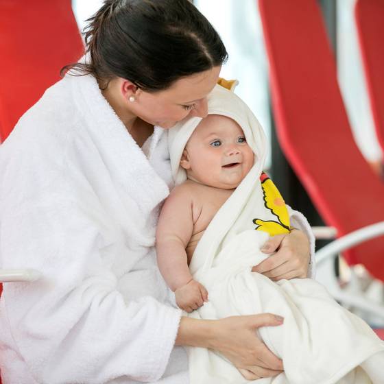 Mutter und Kind im Liegestuhl.