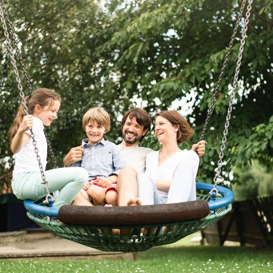 Familie beim Schaukeln im Ballonhotel (Foto: Mario-Luttenberger)