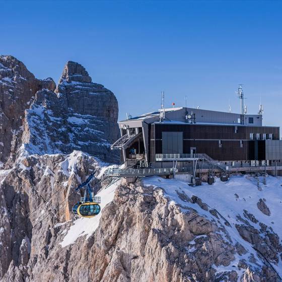 Gondel auf dem Weg zur Bergstation, im Hintergrund der Dachsteingipfel (Foto: René Eduard Perhab) Gondel auf dem Weg zur Bergstation, im Hintergrund der Dachsteingipfel (Foto: René Eduard Perhab)