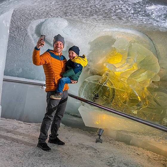 Vater und Kind im Eispalast der Dachsetinhöhle  (Foto: Der Dachstein / Christoph Huber)