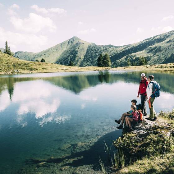 Familie beim Bergsee in Donnersbachwald (Foto: Armin Walcher)