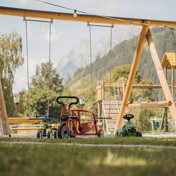 Spielplatz mit Schaukel und Spielgeräten.
