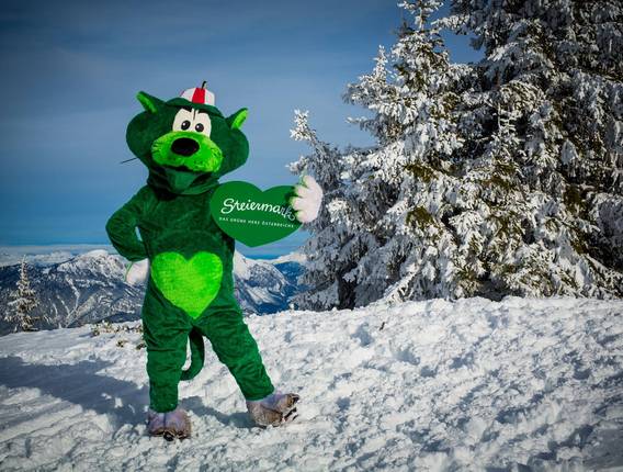 Panther Pankratz, das Maskottchen von FamilienUrlaub Steiermark, im Schnee (Steiermark Tourismus/Kubiza Photo)