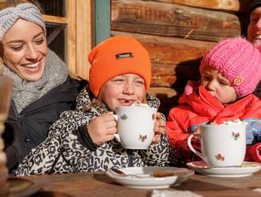Familienzeit auf der Skihuette (Foto: PhotoAustria)