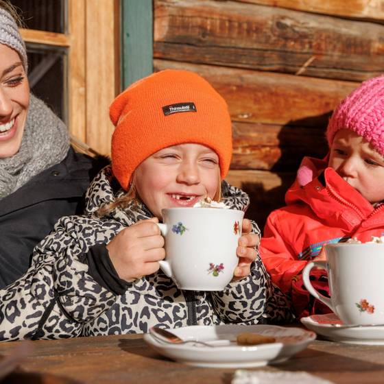 Familienzeit auf der Skihuette (Foto: PhotoAustria)