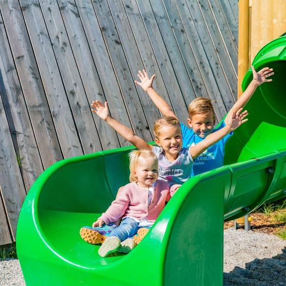 3 Kinder auf der Rutsche am Spielplatz (Foto: René Eduard Perhab) 3 Kinder auf der Rutsche am Spielplatz (Foto: René Eduard Perhab)