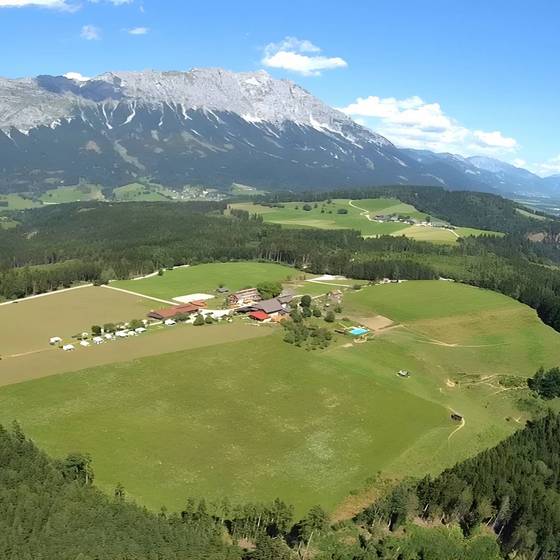 Der Pürcherhof samt Umgebung aus der Vogelperpektive.