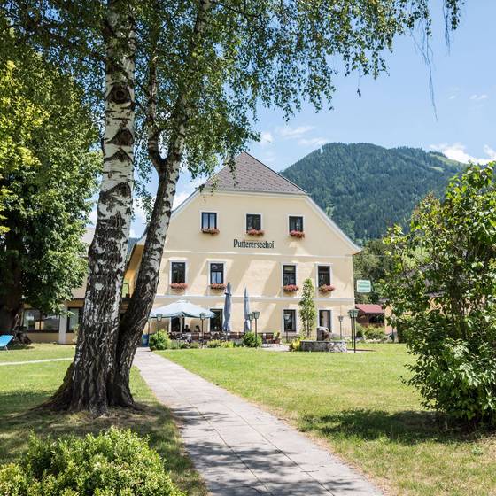 Landhotel Gut Puttererseehof im Sommer (Foto: Dornbusch)