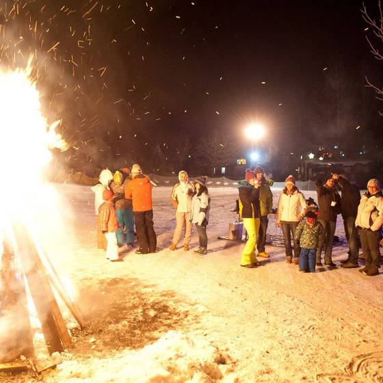 Lagerfeuer im Winter (Foto: Kinderhotel Appelhof)