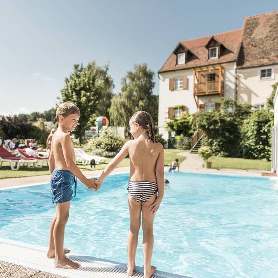 Outdoor-Swimmingpool im Ballonhotel Thaller (Foto: Mario-Luttenberger) Outdoor-Swimmingpool im Ballonhotel Thaller (Foto: Mario-Luttenberger)