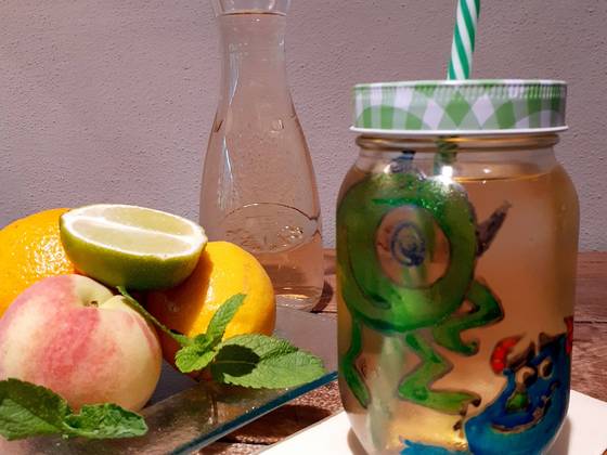 Sommerdrink mit Trinkglas im eigenen Design, Original Kinderhotel Stegerhof