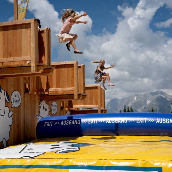 2 Kinder springen am Trampolin beim SCHAFsprungTurm. 2 Kinder springen am Trampolin beim SCHAFsprungTurm.