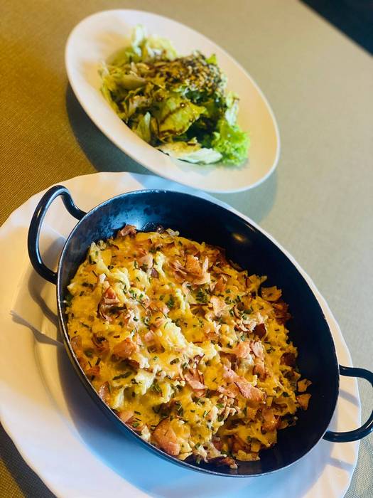 G'schmackige Schinkenfleckerl mit Salat (Foto: Gonter) Kleine Pfanne mit Schinkenfleckerl und ein kleiner Teller mit Salat auf einem Tisch