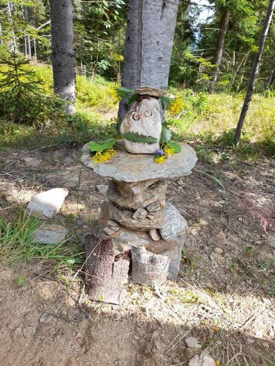 Figur aus Steinen und anderen Naturmaterialien.