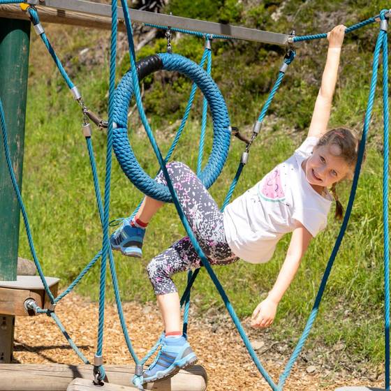 Mädchen klettert auf der Motorikstation mit Seilen (Foto: Josh Absenger) Mädchen klettert auf der Motorikstation mit Seilen (Foto: Josh Absenger)