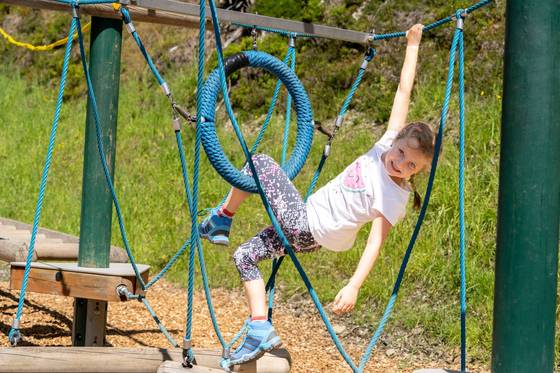 Motorikstation mit Seilen (Foto: Josh Absenger) Mädchen klettert auf der Motorikstation mit Seilen (Foto: Josh Absenger)