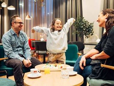 Vater, Kind uns Mutter spielen "Mensch äregere dich nicht"