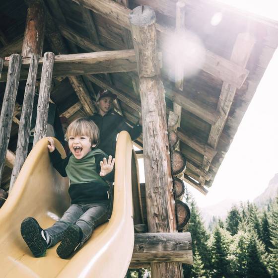 Kind auf Rutsche (Kinderhotel Stegerhof, Foto: Armin Walcher)