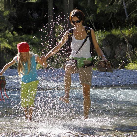 Frau und Mädchen im Bach (Foto: Photo Austria)