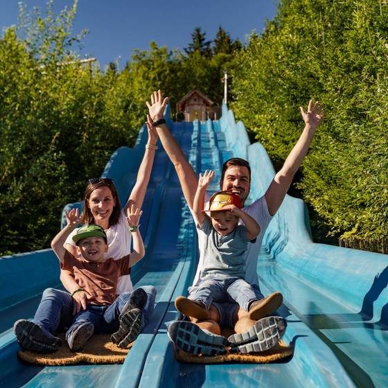 Familie auf der Rutsche im Spielpark (Foto: Christine Höflehner)