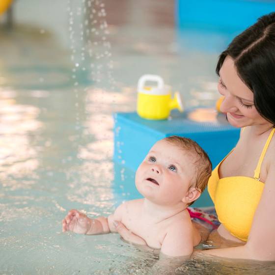 Mutter & Kind im Wasser (Foto: H2O Hoteltherme GmbH/Eisenberger)