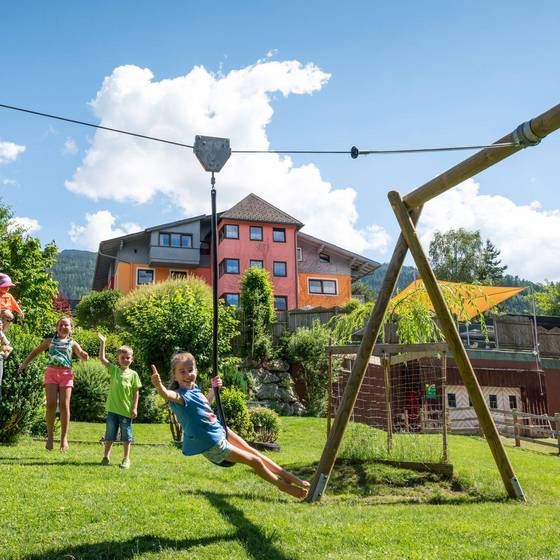 Familie am Spielplatz (Bliem's Familienhotel, Foto: Lorenz Masser Fotografie)