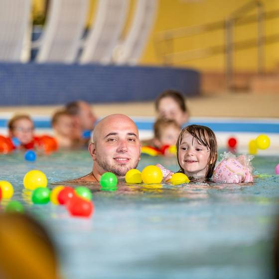 Vater und Kind beim Planschen in der H2O Kindertherme (Foto: moving-stills)