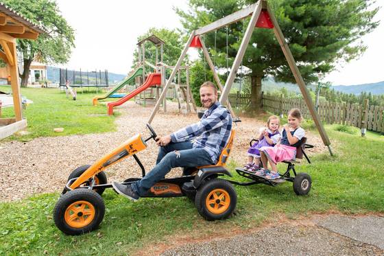 Spielplatz mit Tret-Gokarts, Familienhotel Berger (Foto: Niki Pommer)