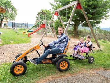 Spielplatz mit Tret-Gokarts, Familienhotel Berger (Foto: Niki Pommer)