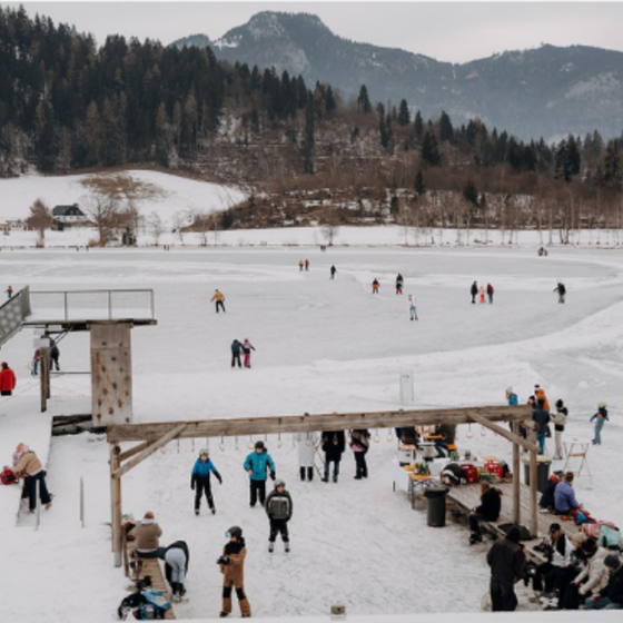 Viele Menschen bein Eislaufen am Putterersee.