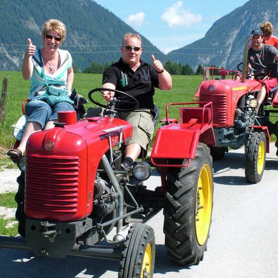 Lustige Fahrt mit dem Oldtimer-Traktor (Pürcherhof) Lustige Fahrt mit dem Oldtimer-Traktor (Pürcherhof)
