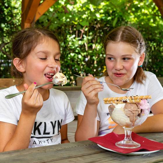Kinder biem Eisessen (Familienurlaub Steiermark, Foto: Harry Schiffer)