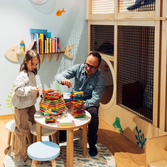 Vater und Kind spielen im Spielzimmer