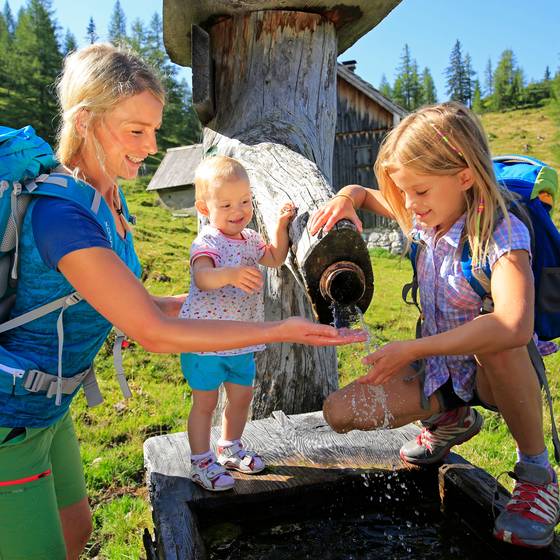 Wanderpause beim Brunnen (Foto: Photo Austria)