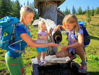 Wanderpause beim Brunnen (Foto: Photo Austria)