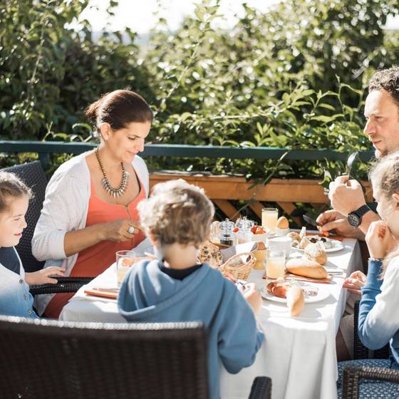 Familie beim Essen (Ballonhotel Thaller, Foto: Mario-Luttenberger)