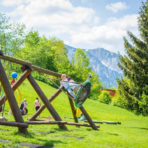 Kinder auf den Schuaklen vom Kinderhotel Appelhof
