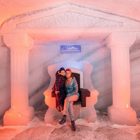 Mutter und Tochter sitzend auf einem Thron aus Eis im Eispalast (Foto: Harald Steiner) Mutter und Tochter sitzend auf einem Thron aus Eis im Eispalast (Foto: Harald Steiner)