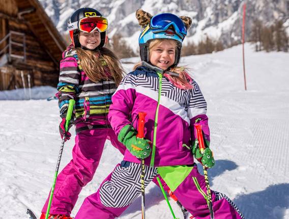 Mädchen beim Skifahren (Foto: PhotoAustria)