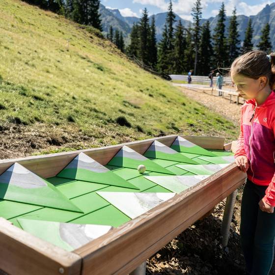 Mädchen spielt mit der Morotikstation "Labyrinth" (Foto: Josh Absenger) Mädchen spielt mit der Morotikstation "Labyrinth" (Foto: Josh Absenger)