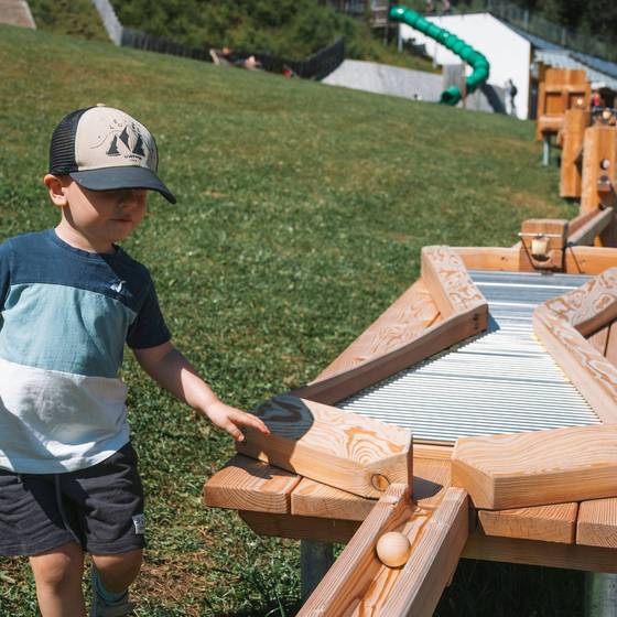 Kleiner Bub spielt mit der Kugelbahn. Kleiner Bub spielt mit der Kugelbahn.
