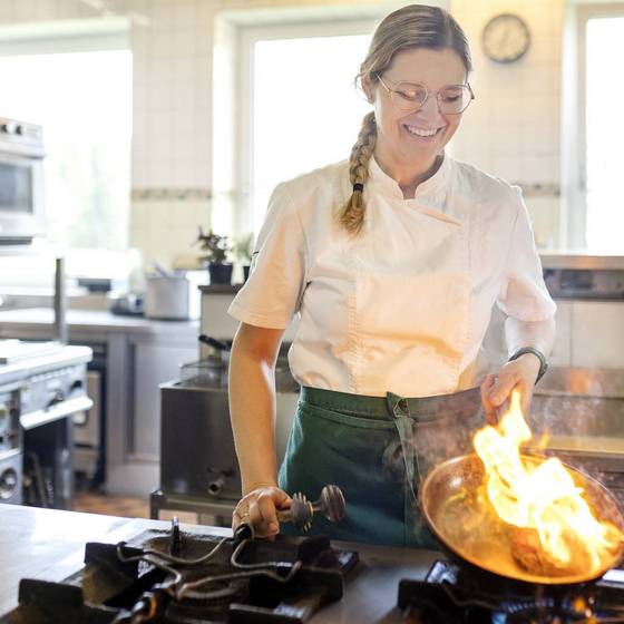 Chefin Karin Leitner kocht (Foto: Eisenberger)