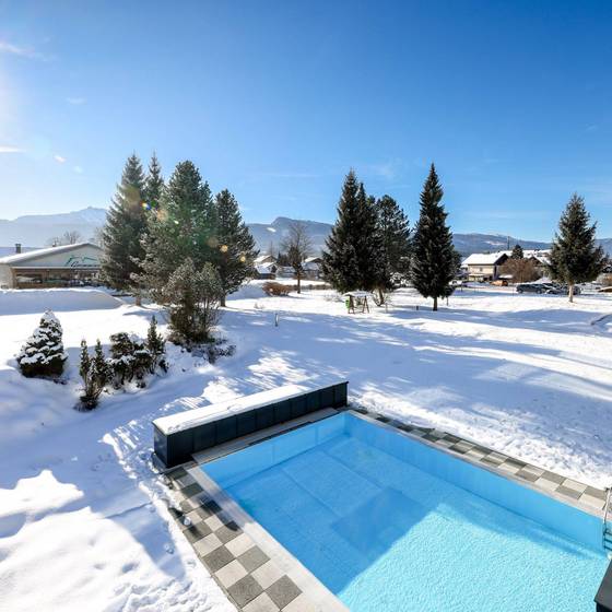 Außenpool im verschneiten Hotelgarten