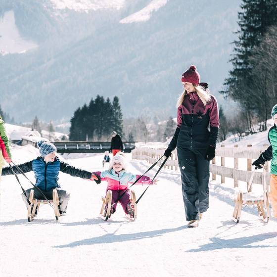 Kinder beim Schlittenfahren (Kinderhotel Stegerhof, Foto: Armin Walcher)