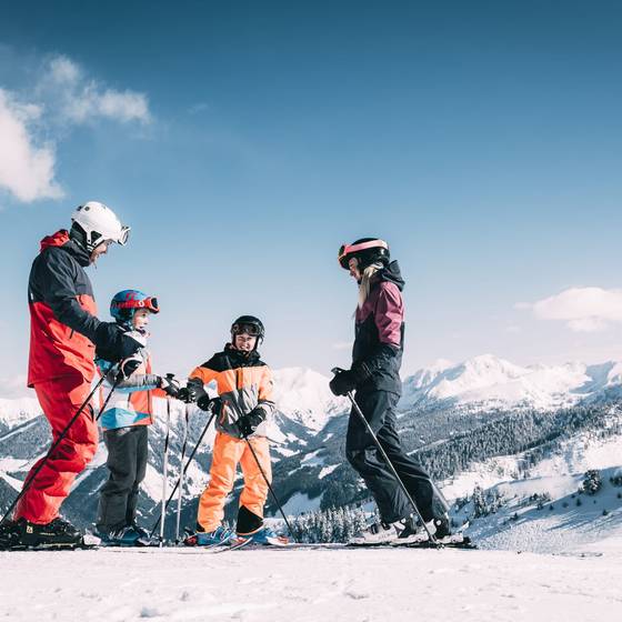 Familie beim Skifahren auf der Riesneralm, Kinderhotel Stegerhof (Foto: Armin Walcher)